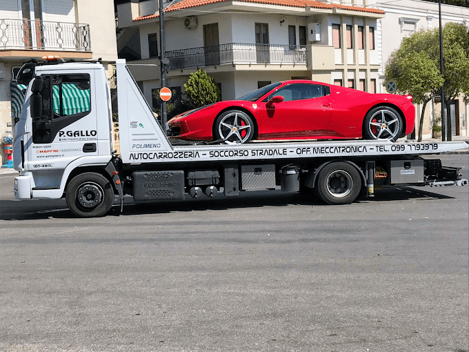 Carro attrezzi Gallo Pietro per il soccorso stradale con un'auto caricata